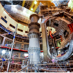 Simulation des plasmas de tokamak : états stationnaires axisymétriques à flot non nul